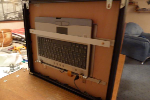 Der Laptop zum ersten mal eingebaut